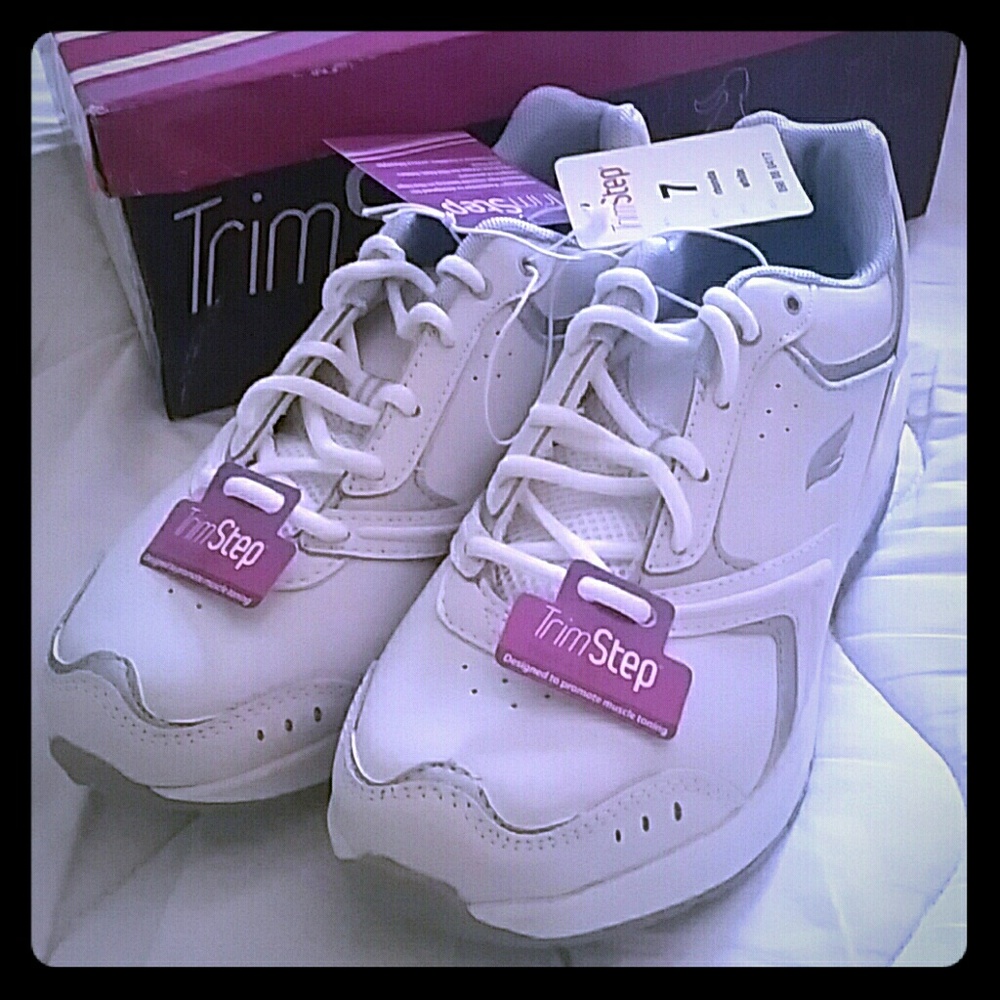 NIB NWT Women's Trim Step White Athletic Sneakers